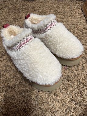 Amazon Cream Sherpa Platform Slip-On Clogs with Pink Accent